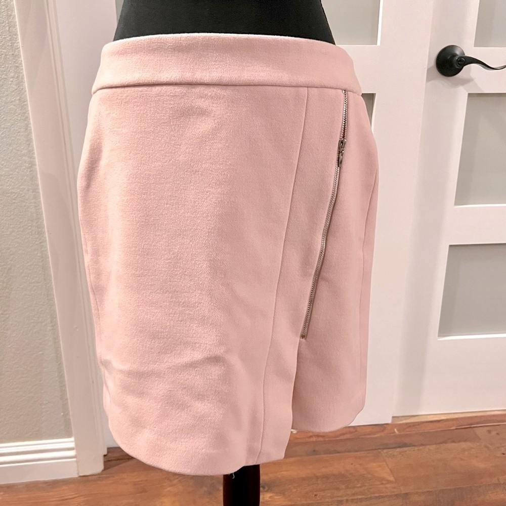 WHITE HOUSE BLACK MARKET pink skirt. Size 4